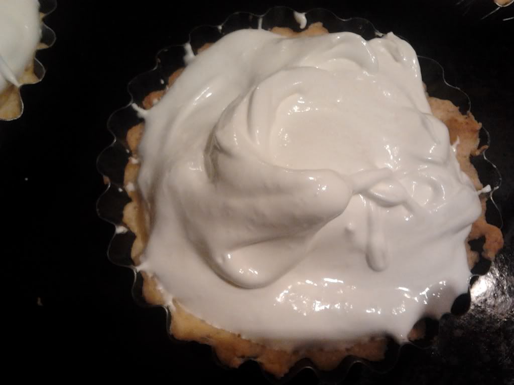 Meringue op de taartjes